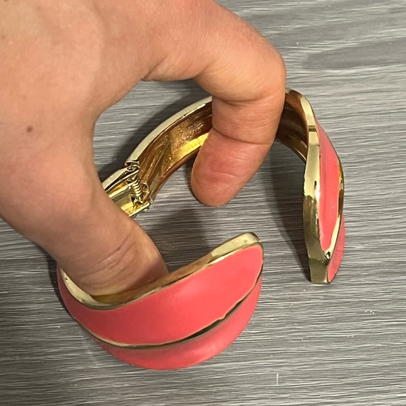 Vintage Gold and Enamel Hinged Bangle Bracelet, Flower, Coral, Boho - Picture 6 of 7